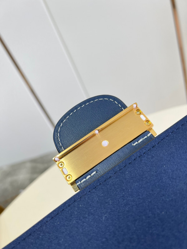 l0*is V*t0n dauphine mm