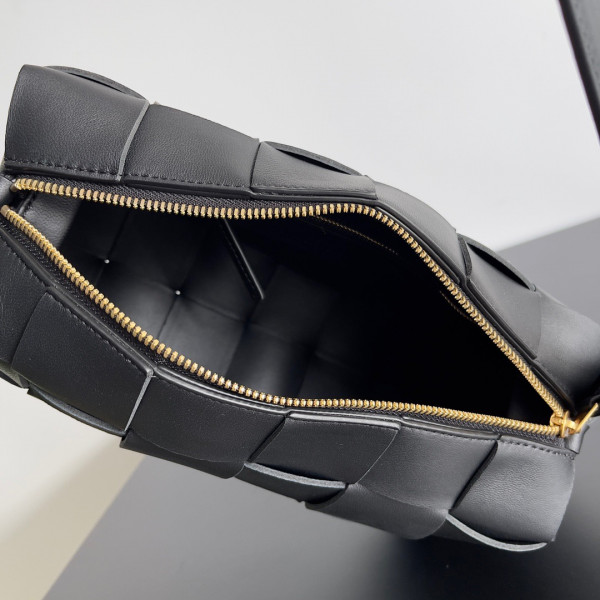 bo*te*ga Ve*ne*ta brick cassette