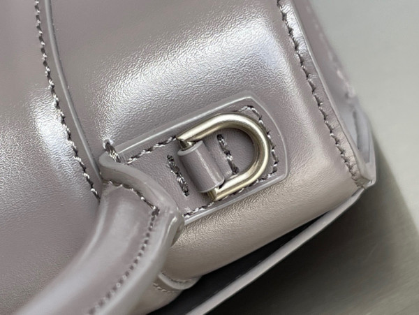 Ba*len*cia*ga hourglass