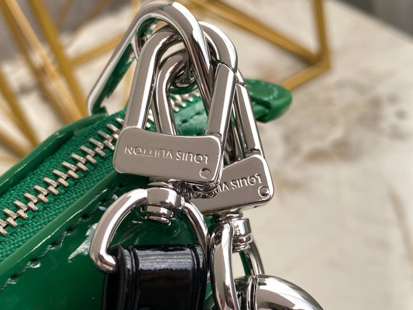 l0*is V*t0n coussin mm