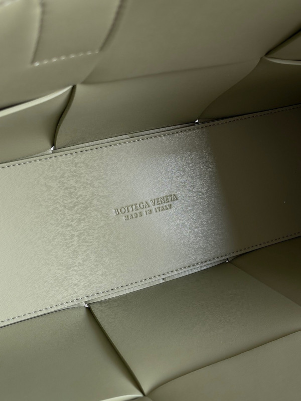 bo*te*ga Ve*ne*ta small arco tote bag