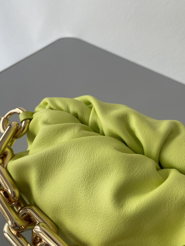 bo*te*ga Ve*ne*ta the chain pouch