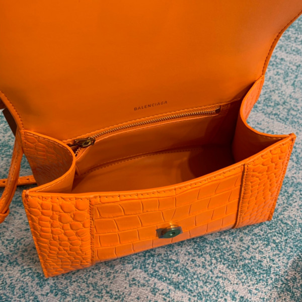 Ba*len*cia*ga hourglass