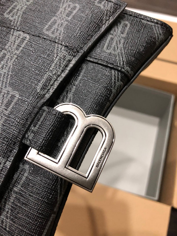 Ba*len*cia*ga hourglass