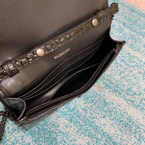 Ba*len*cia*ga hourglass wallet on chain