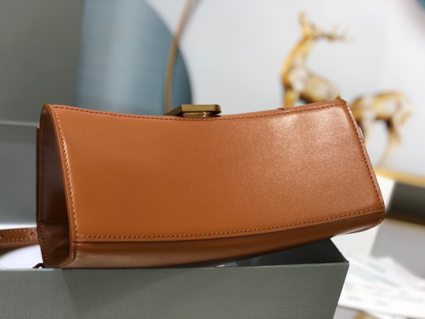 Ba*len*cia*ga hourglass