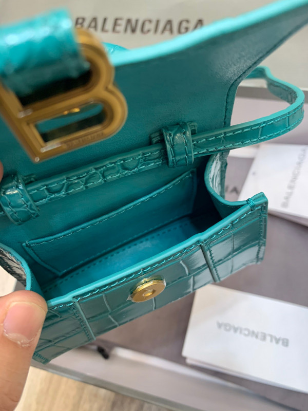 Ba*len*cia*ga hourglass