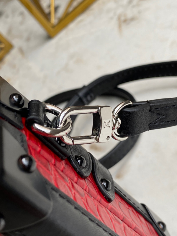 l0*is V*t0n petite malle