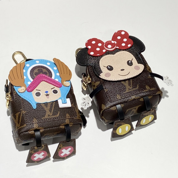 l0*is V*t0n bag charm