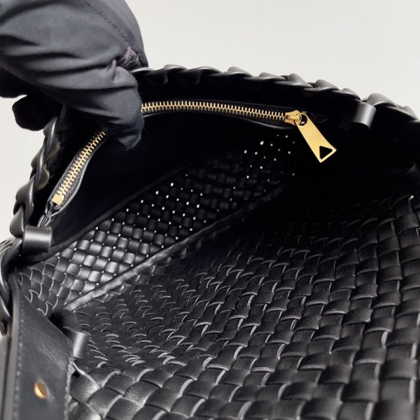 bo*te*ga Ve*ne*ta  small cobble shoulder bag