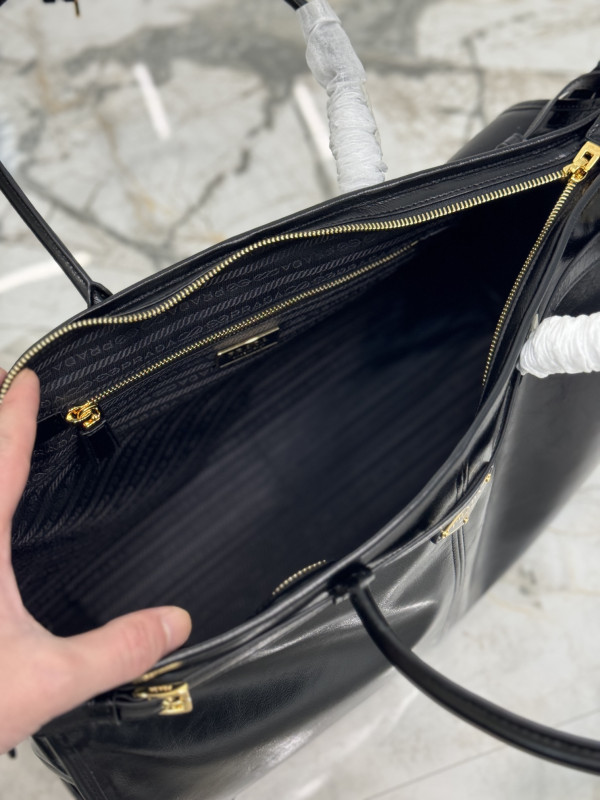 Pra*a extra large leather handbag