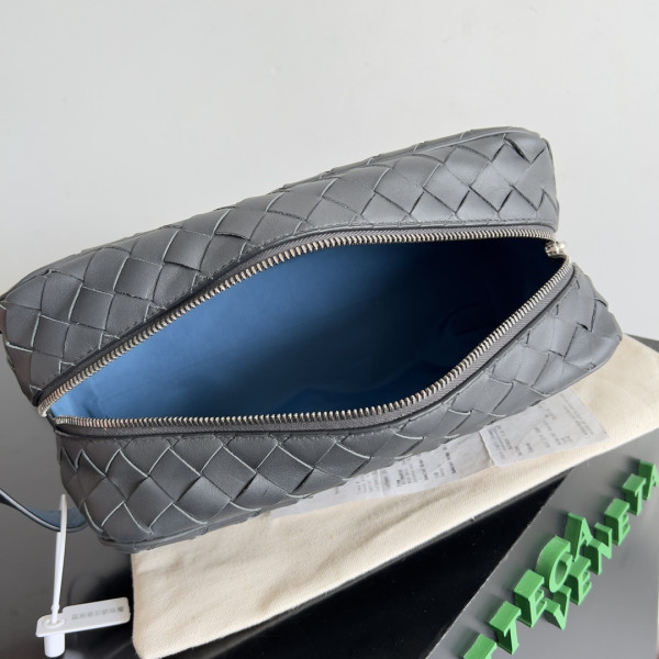 bo*te*ga Ve*ne*ta  intrecciato leather wallet-on-strap