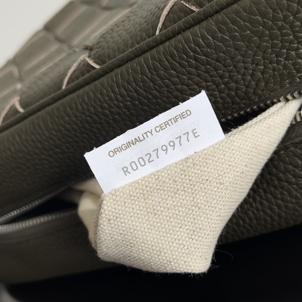 bo*te*ga Ve*ne*ta medium intrecciato camera bag