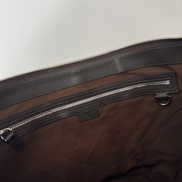 G*u*i b medium shoulder bag