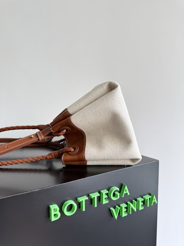 bo*te*ga Ve*ne*ta small parachute  - 21*17*16cm