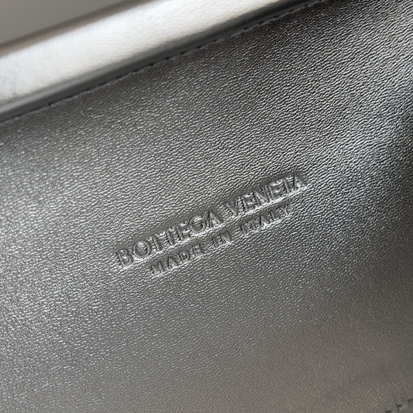 bo*te*ga Ve*ne*ta knot minaudiere on strap