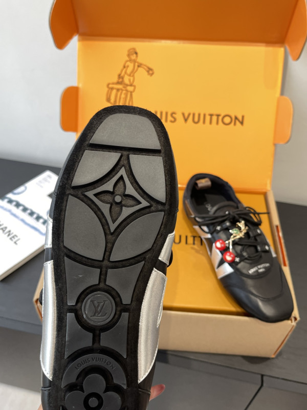 l0*is V*t0n sneakerina